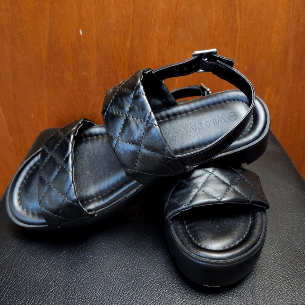 ✨️ Forever 21 Quilted Buckle Sandals